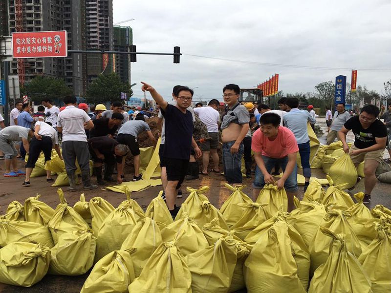 2016年7月20日，集團公司組織員工參與“安陽7·19特大洪水”搶險救災工作。